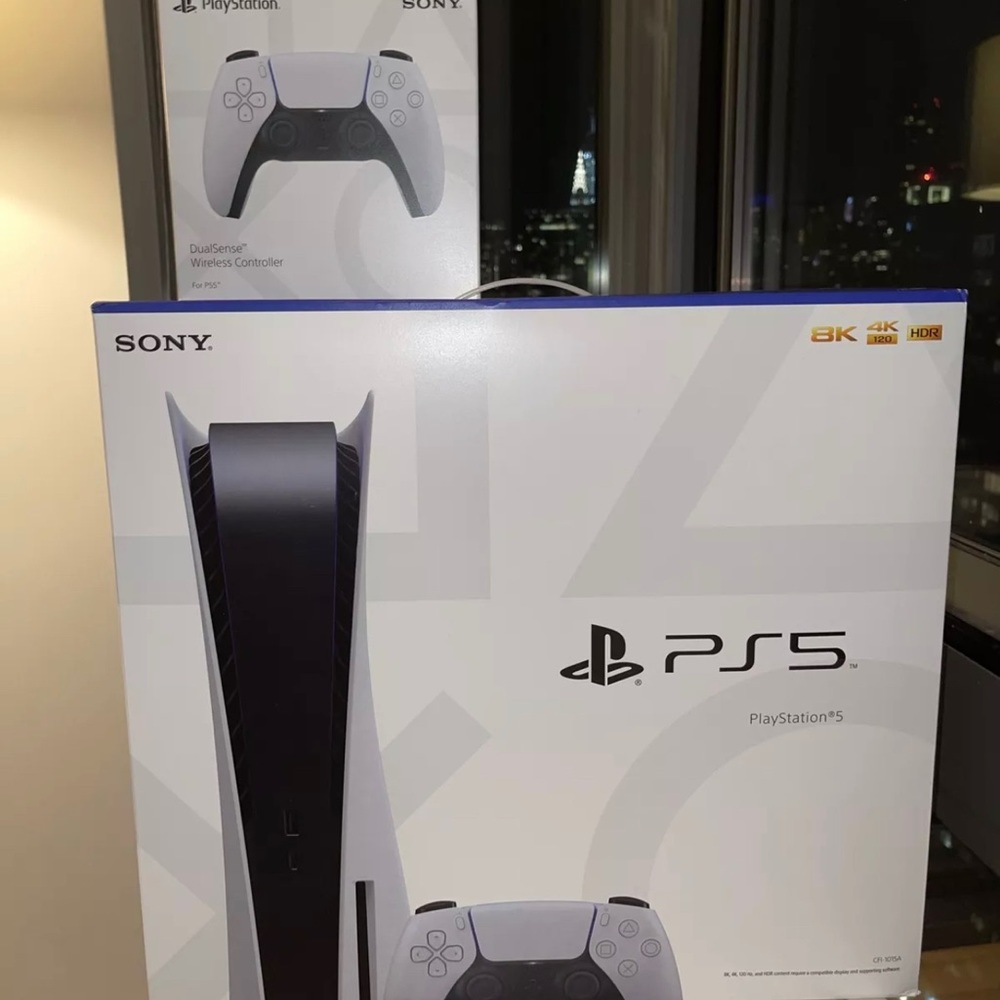 PS5 Console Disk Version + extra controller inhand